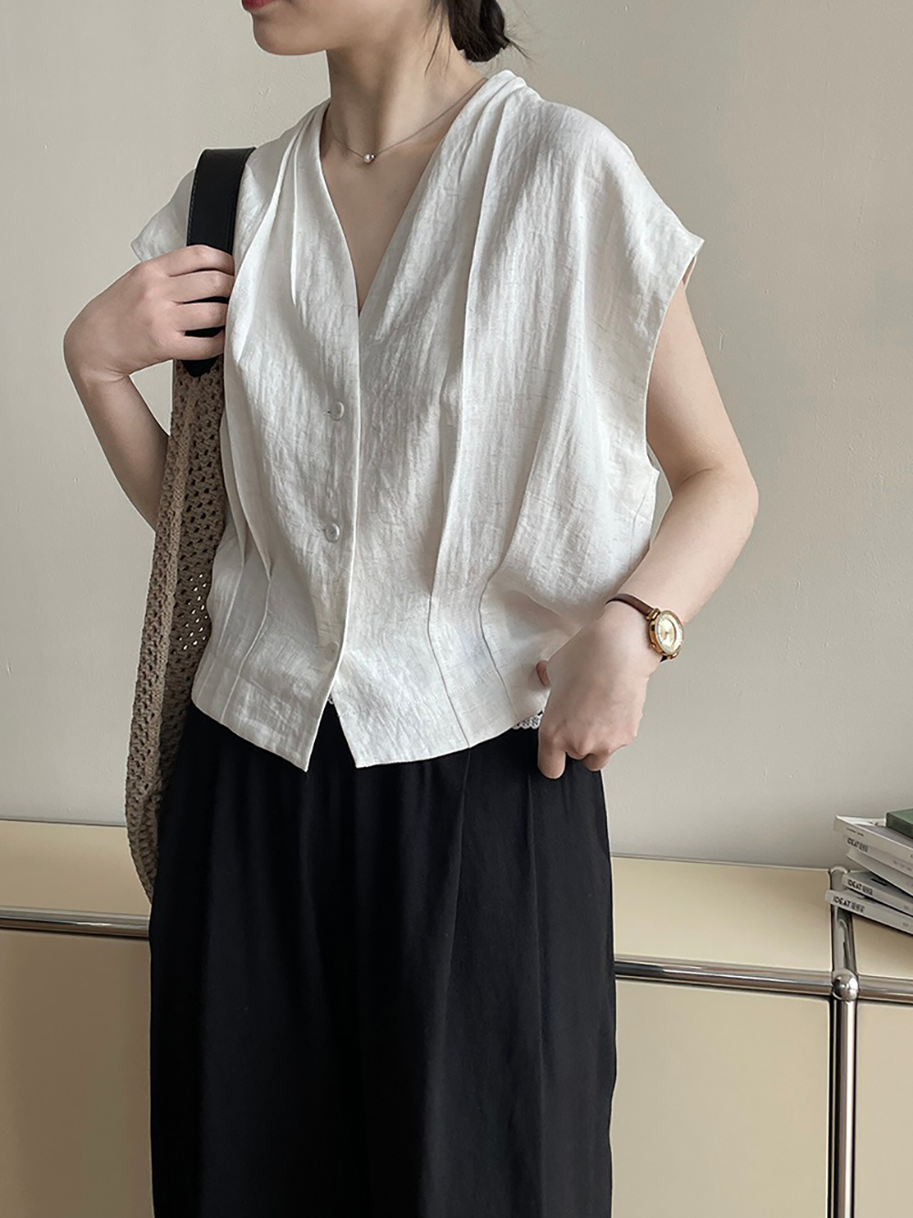 V領壓褶天絲無袖襯衫,evaviva,8C-UR7515,V領壓褶天絲無袖襯衫,領500,999免運