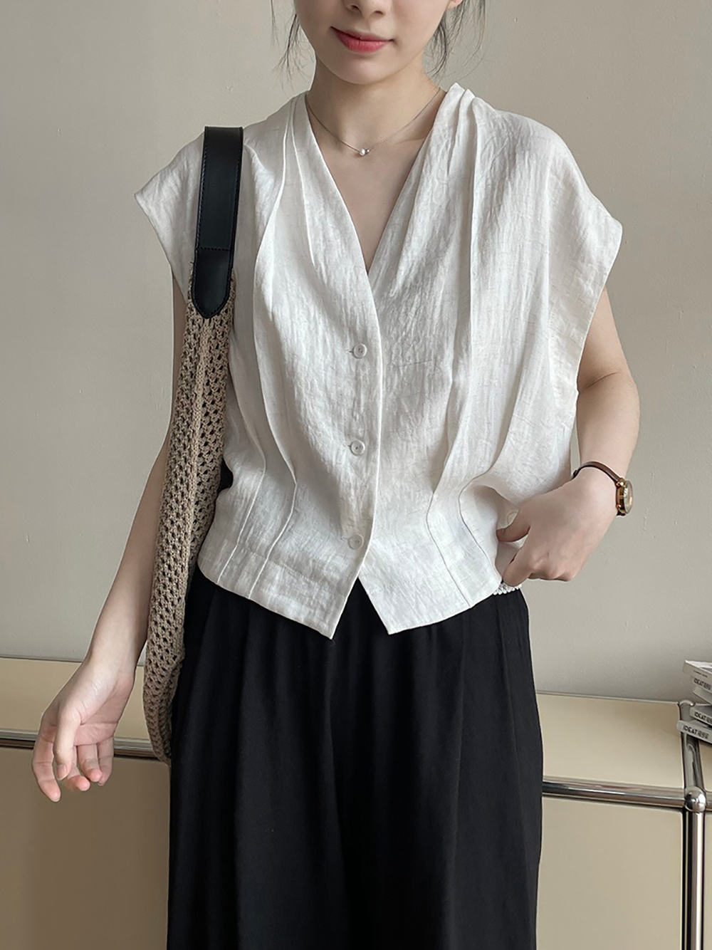 V領壓褶天絲無袖襯衫,evaviva,8C-UR7515,V領壓褶天絲無袖襯衫,領500,999免運