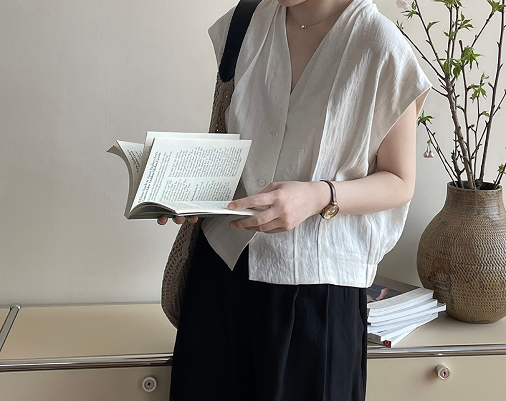 V領壓褶天絲無袖襯衫,evaviva,8C-UR7515,V領壓褶天絲無袖襯衫,領500,999免運