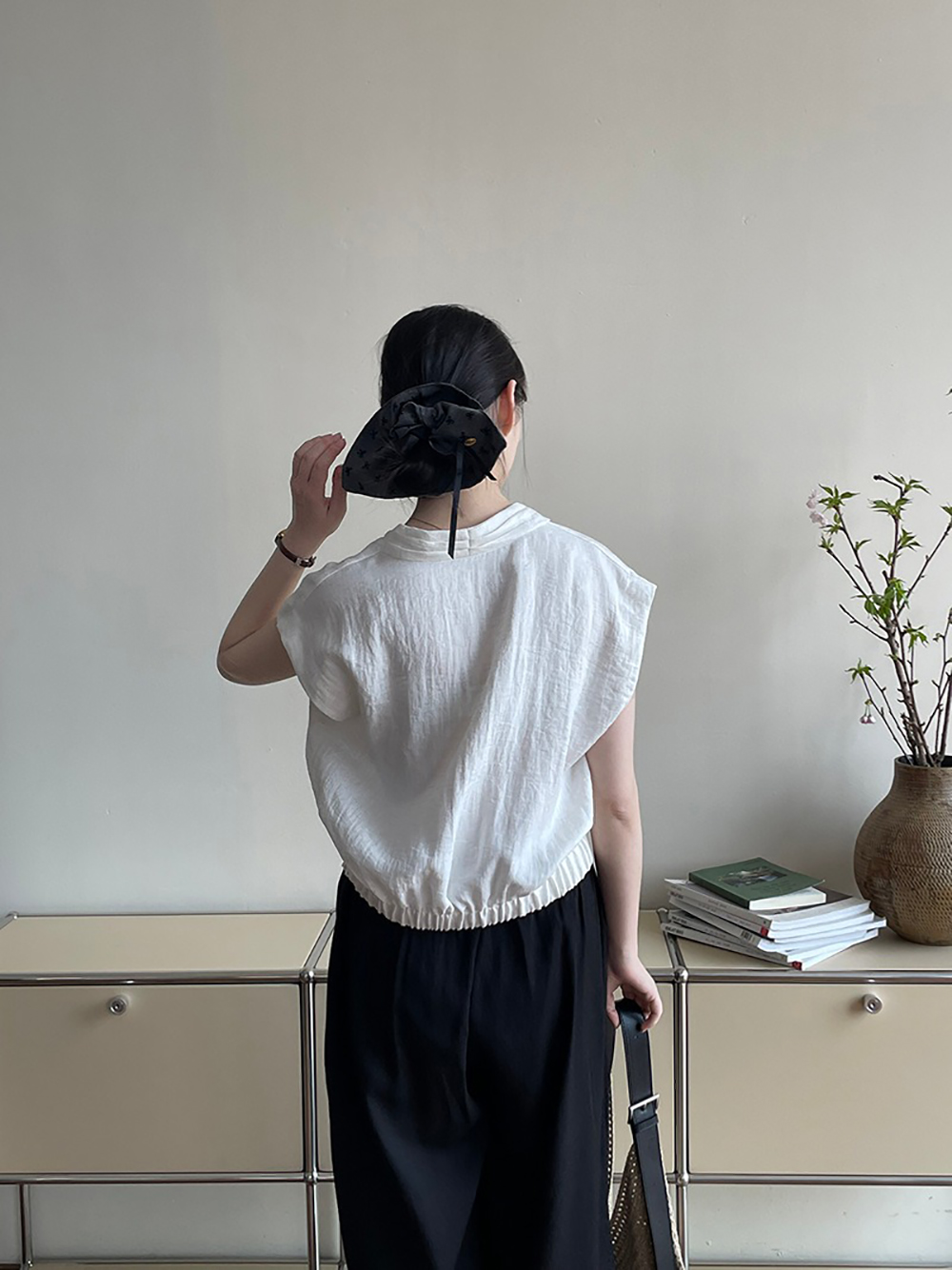 V領壓褶天絲無袖襯衫,evaviva,8C-UR7515,V領壓褶天絲無袖襯衫,領500,999免運