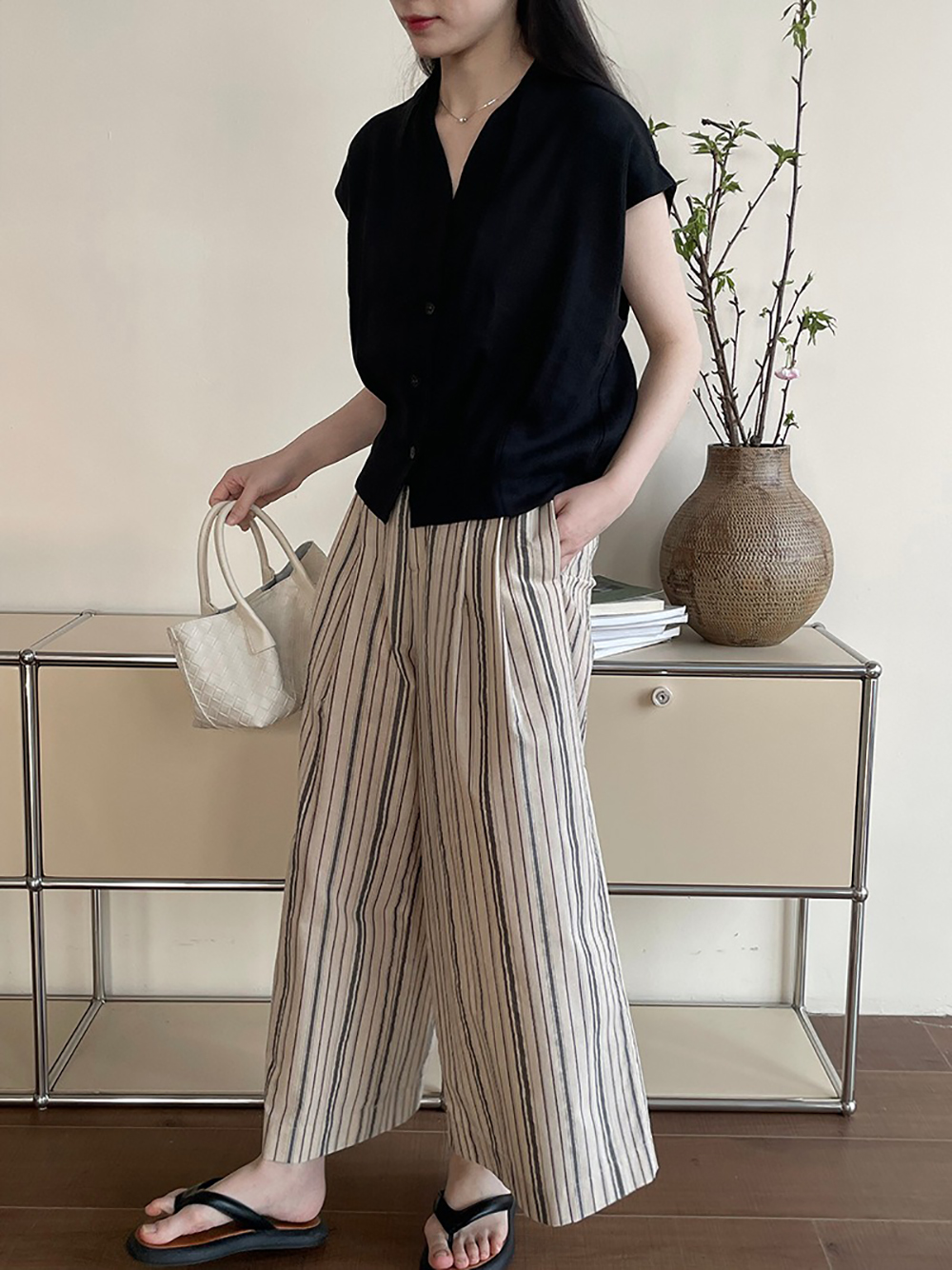 V領壓褶天絲無袖襯衫,evaviva,8C-UR7515,V領壓褶天絲無袖襯衫,領500,999免運