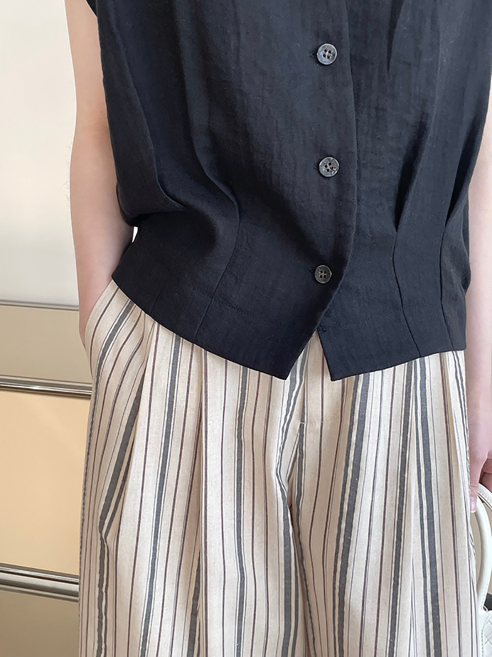 V領壓褶天絲無袖襯衫,evaviva,8C-UR7515,V領壓褶天絲無袖襯衫,領500,999免運