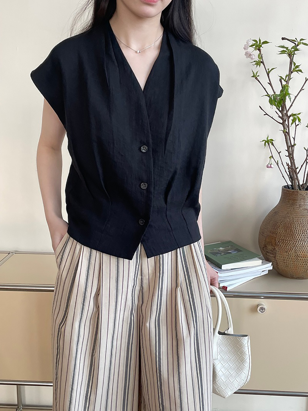 V領壓褶天絲無袖襯衫,evaviva,8C-UR7515,V領壓褶天絲無袖襯衫,領500,999免運