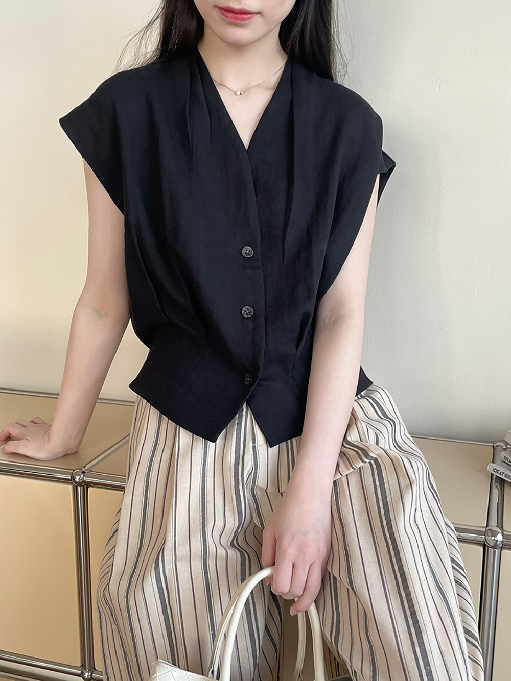 V領壓褶天絲無袖襯衫,evaviva,8C-UR7515,V領壓褶天絲無袖襯衫,領500,999免運