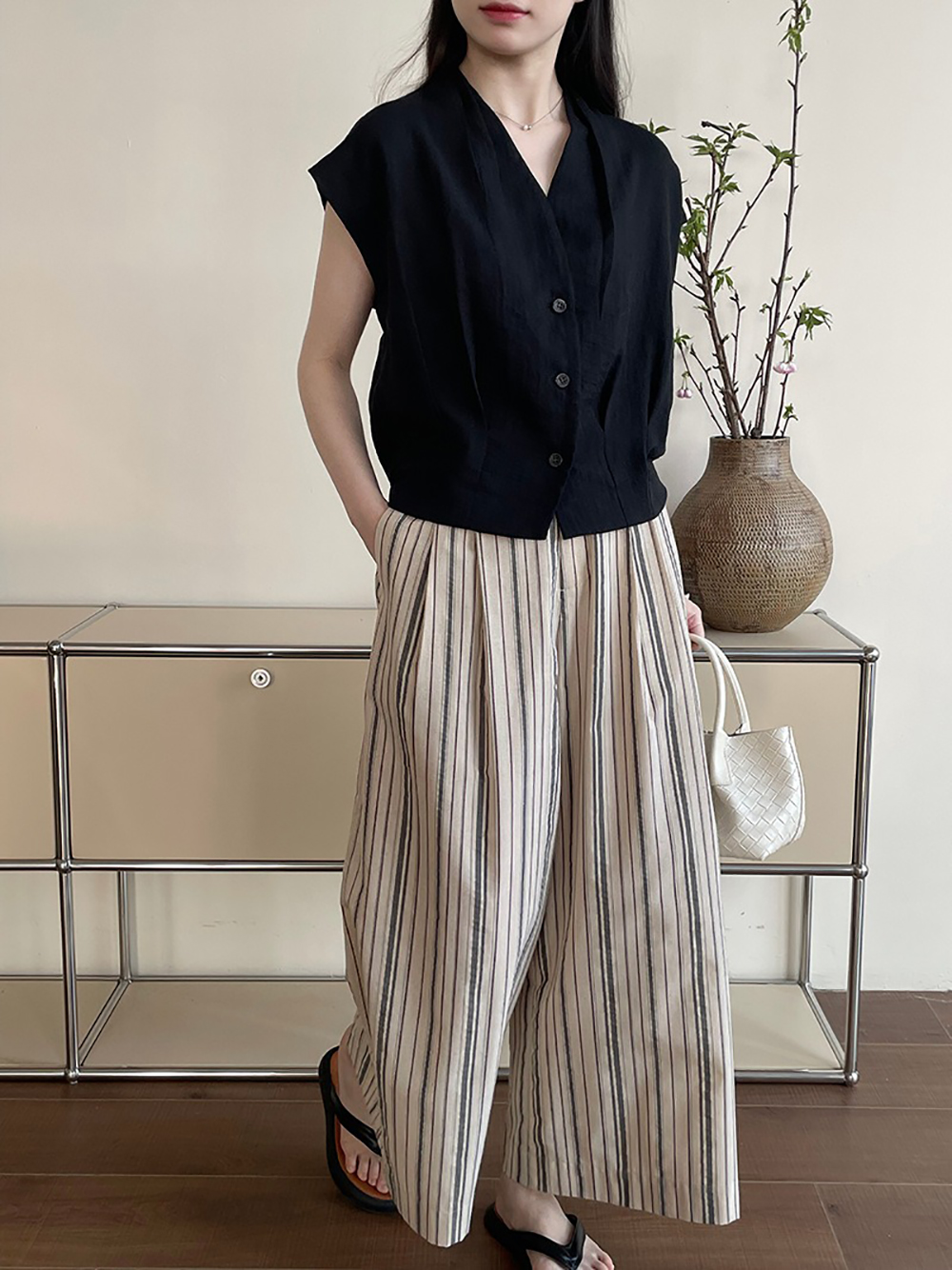 V領壓褶天絲無袖襯衫,evaviva,8C-UR7515,V領壓褶天絲無袖襯衫,領500,999免運