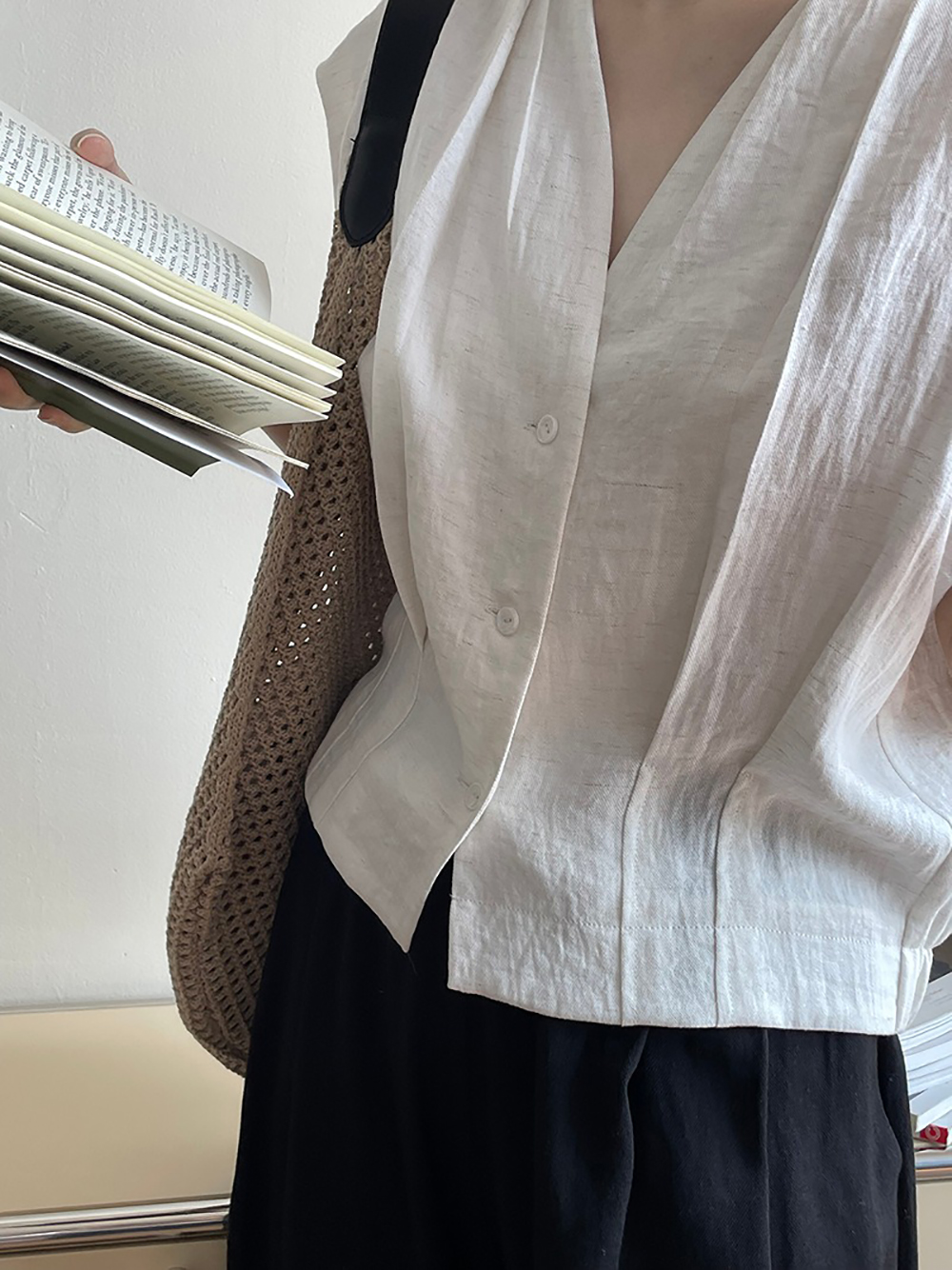 V領壓褶天絲無袖襯衫,evaviva,8C-UR7515,V領壓褶天絲無袖襯衫,領500,999免運