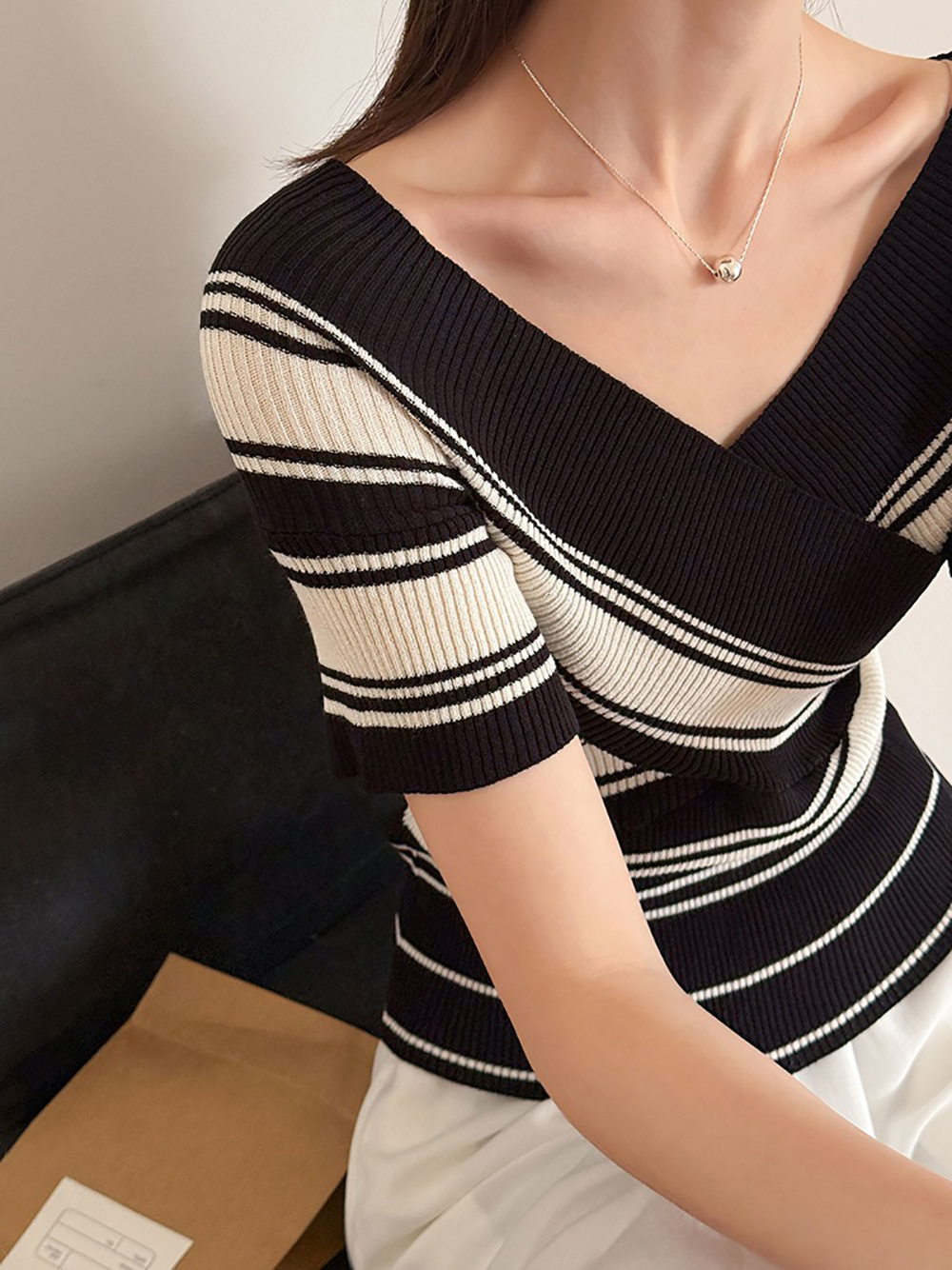 撞色交叉V領針織上衣,evaviva,8C-GW7549,撞色交叉V領針織上衣,周新品優惠,NEWARRIVAL