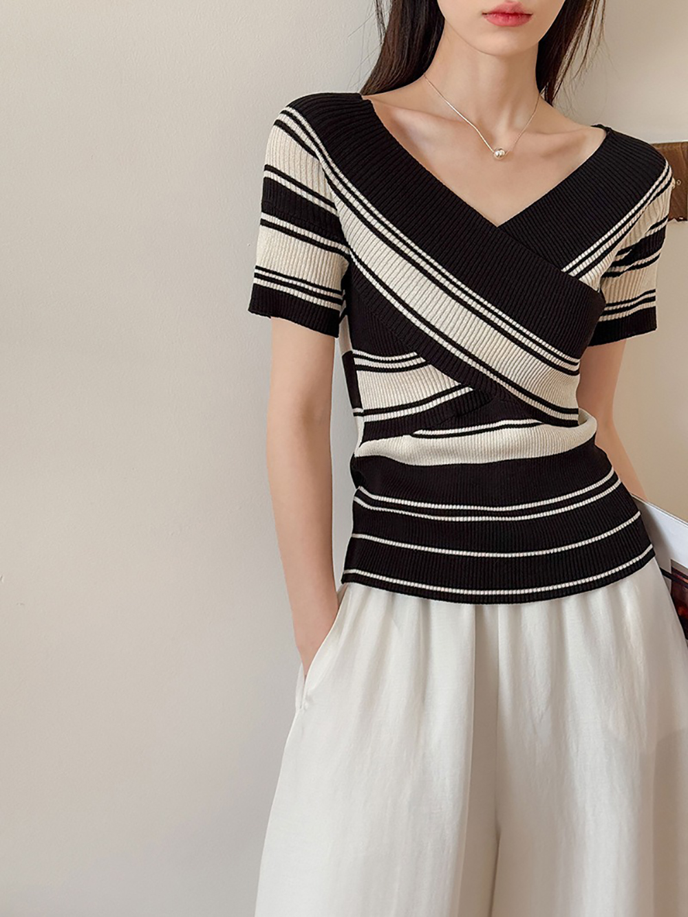 撞色交叉V領針織上衣,evaviva,8C-GW7549,撞色交叉V領針織上衣,周新品優惠,NEWARRIVAL