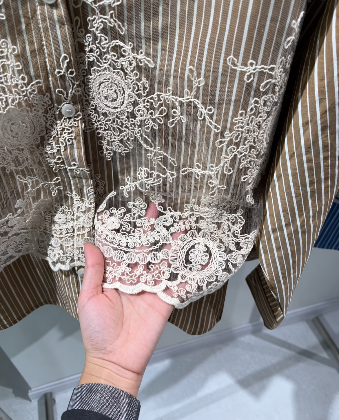 柔美蕾絲條紋襯衫,evaviva,8E-26A0031,柔美蕾絲條紋襯衫,領500,999免運