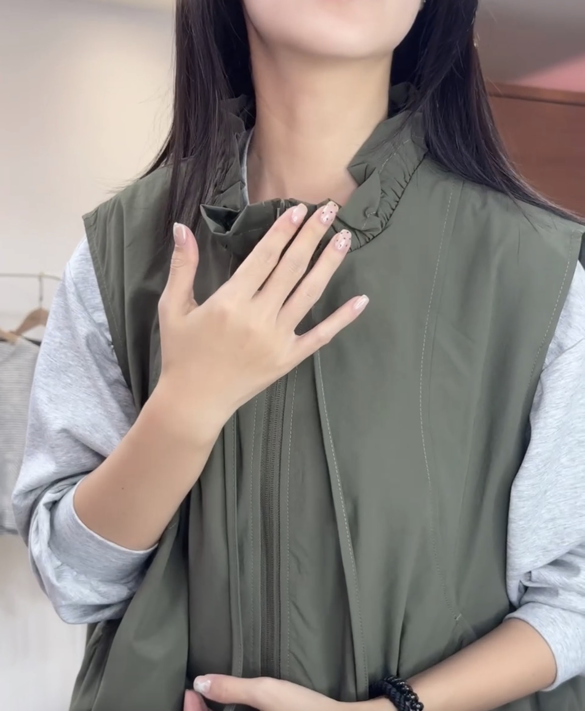 清麗抓皺花領背心,evaviva,99-AL8133,清麗抓皺花領背心,領500,999免運